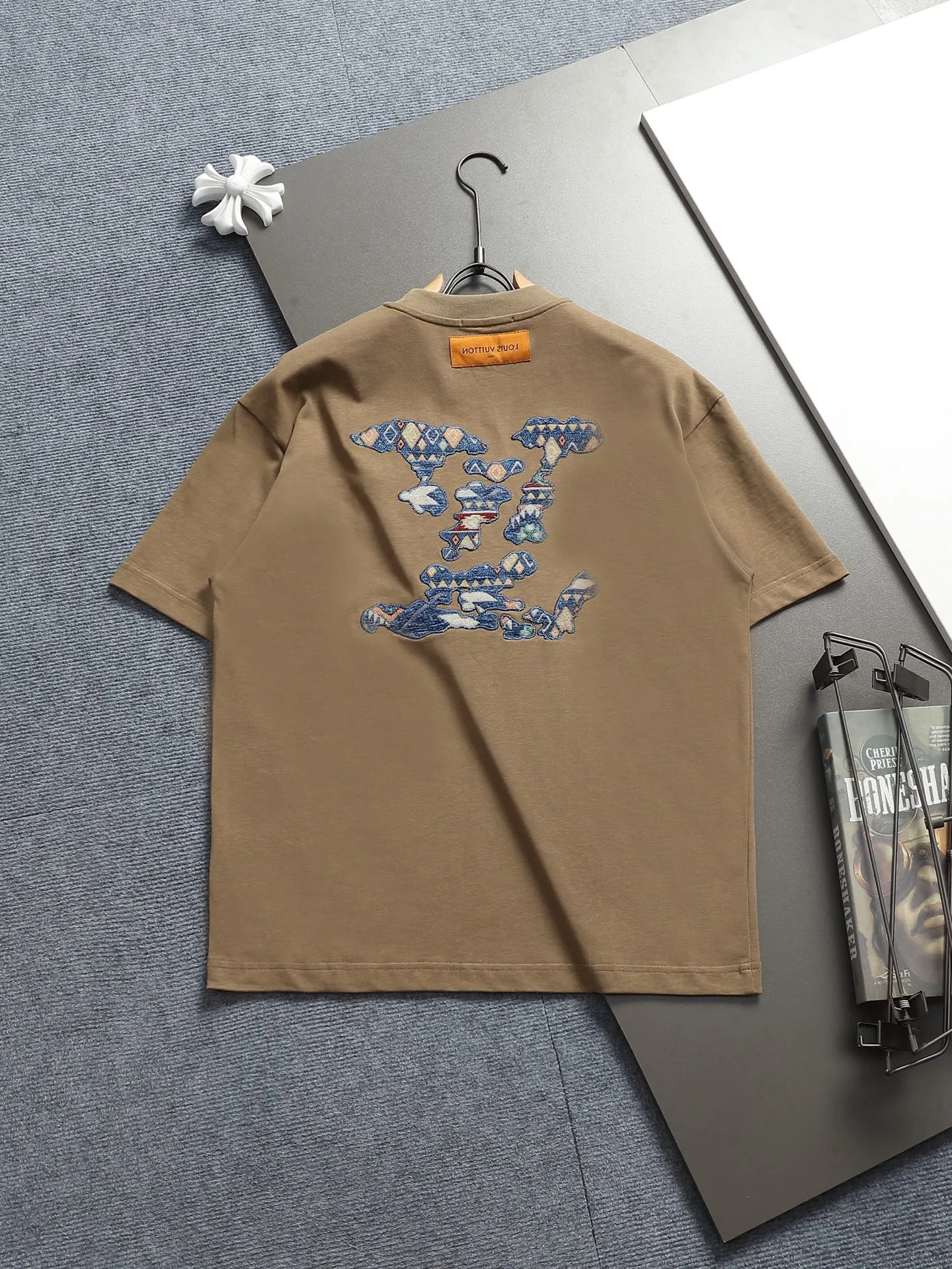 🅿️220 Louis Vuitton/Louis Vuitton High-end craftsmanship 1,000-needle embroidery. The large logo is exquisitely upgraded, inspired by the retro embroidery of the 1980s. Original fabric. Official same style. Short-sleeved T-shirt. Same vat dyed fabric. Very comfortable to the touch. The latest brick cabinet synchronization for spring and summer. Fashionable and personalized. Super versatile and good-looking. Very suitable for both men and women. A must-have for everyone. Hang tag. Collar label. Washed wheat. Complete with three labels. Color: black, white, khaki. Size: S M L XL |